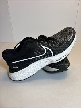 Nike Zoom X Invincible Flyknit Run 2 Mens 12 comfortable VGUC black & white